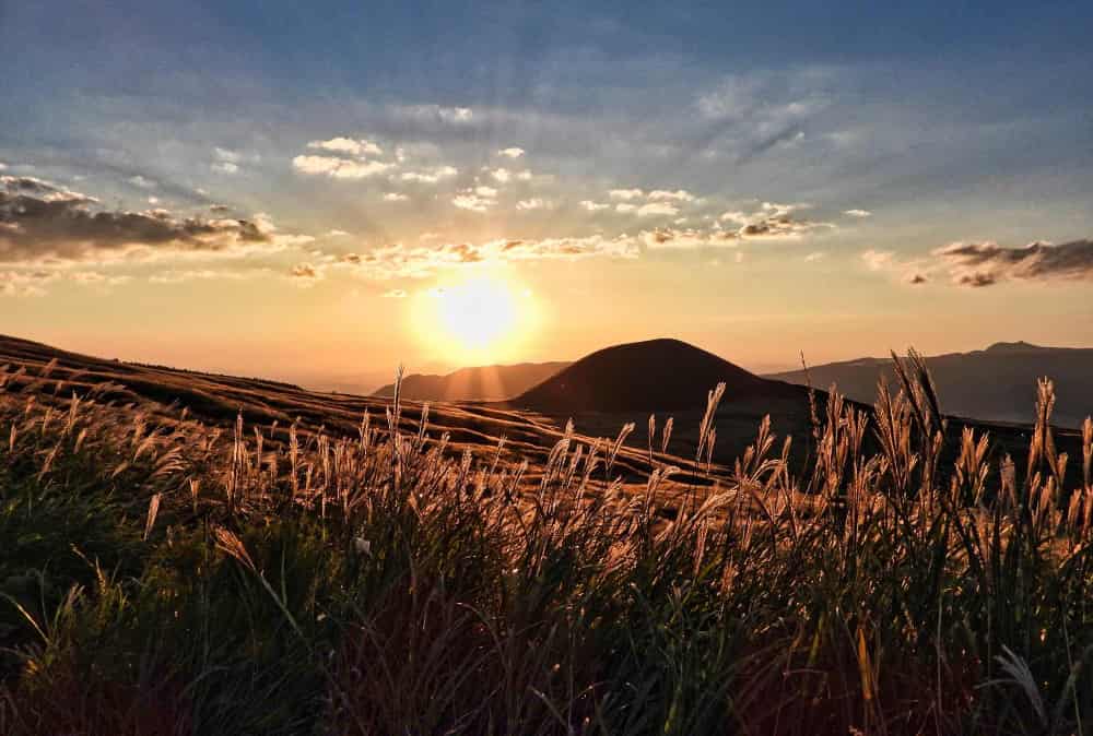 阿蘇山にある米塚の夕日