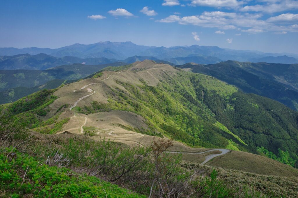 天空林道明神山