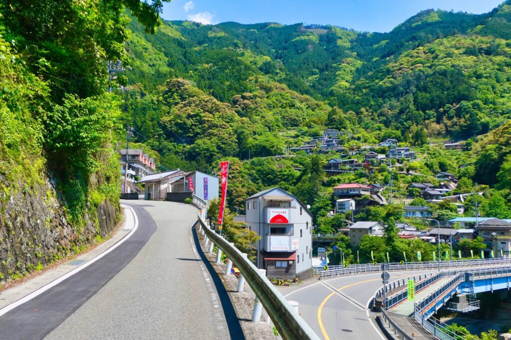 県道363号を少し登ったところ